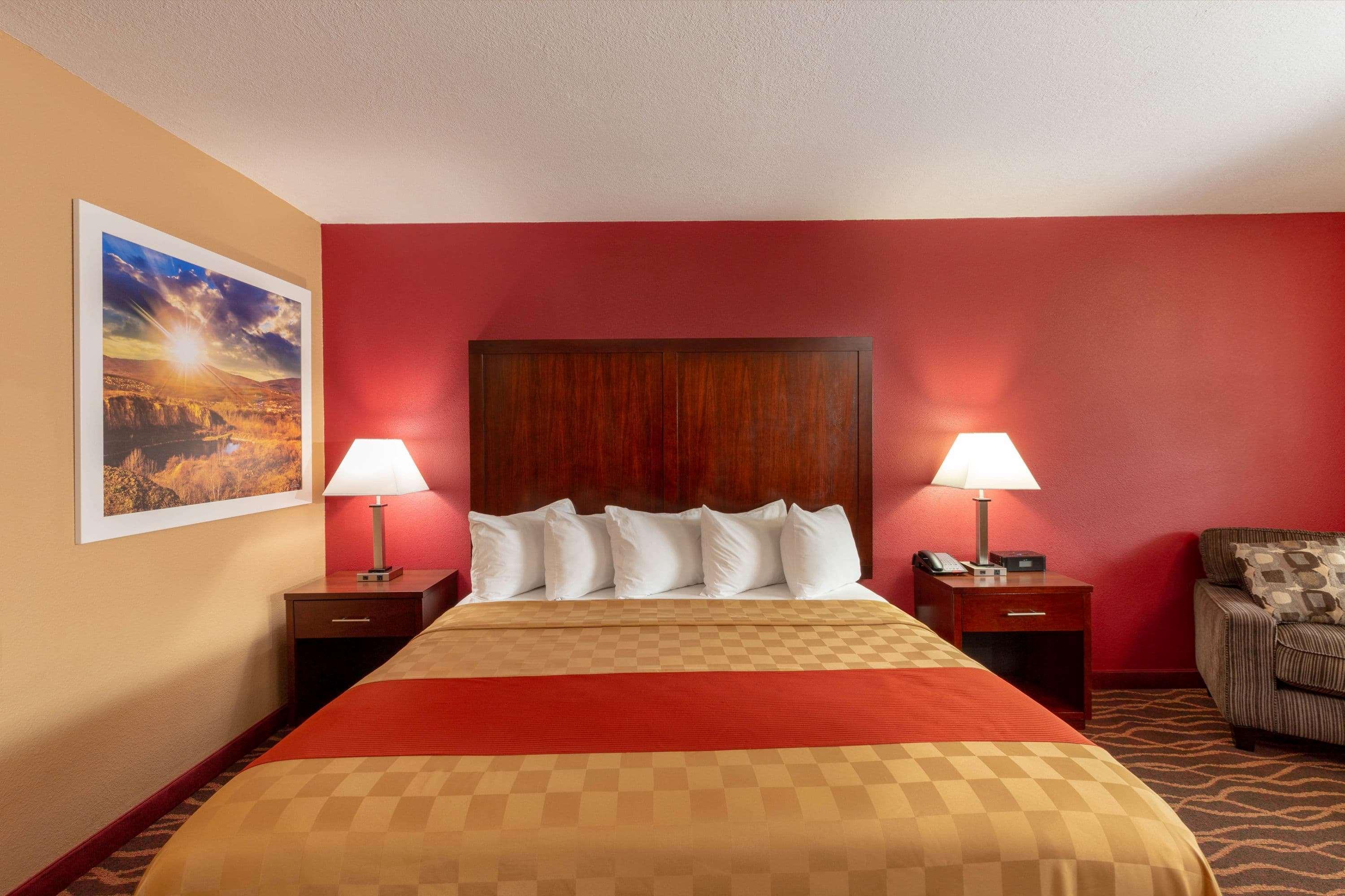 Rosewood Inn & Suites Розберг Екстер'єр фото